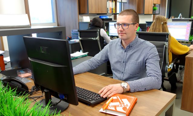 Профессиональный менеджер компании «ПрофУпаковка» за работой