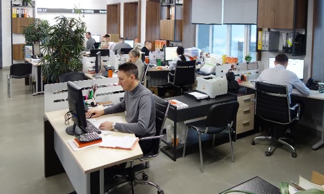 Сотрудники оптово-розничной компании «ПрофУпаковка» за работой в офисе