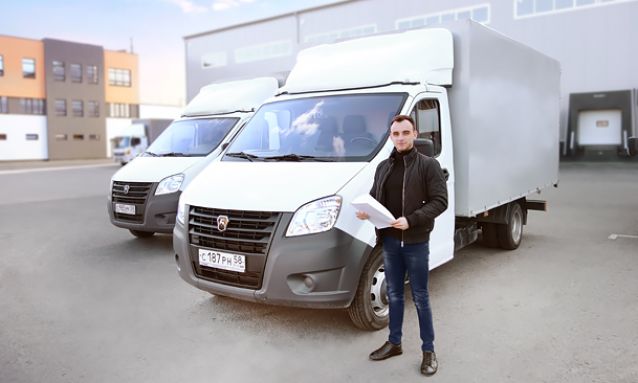 Сотрудник оптово-розничной компании «ПрофУпаковка» у грузового автомобиля