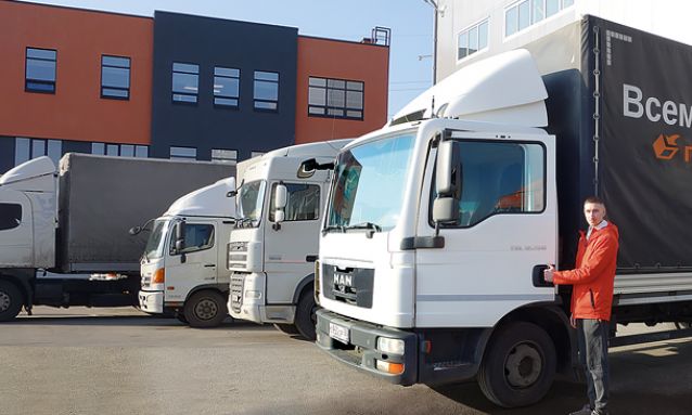 Водитель-экспедитор оптово-розничной компании «ПрофУпаковка» у грузового автомобиля