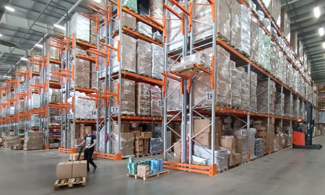 Рабочий в складском комплексе оптово-розничной компании «ПрофУпаковка»