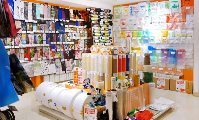 Интерьер магазина упаковки в Пензе, в ассортименте: пакеты, клейкая лента, фасовочные пакеты, полипропиленовая лента